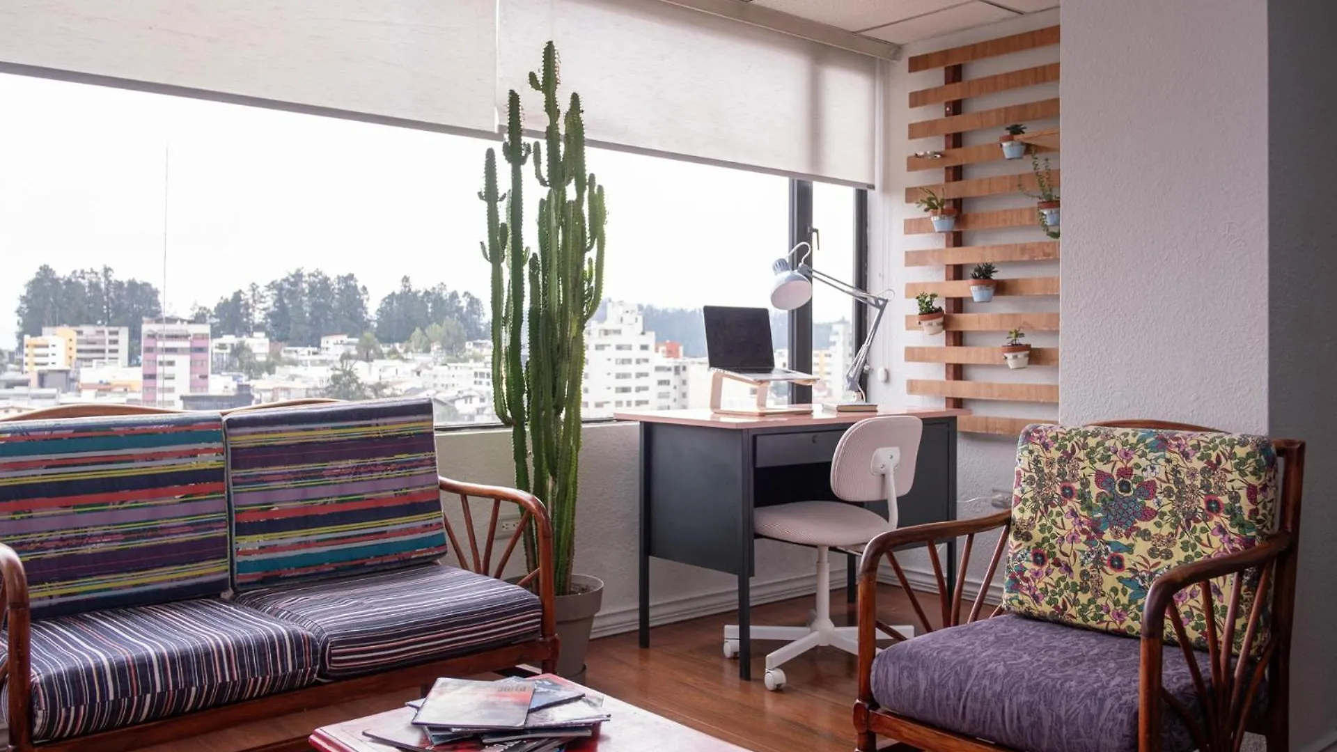 Bright Apartment, 2 Bedrooms, Sensational View 키토 0*,